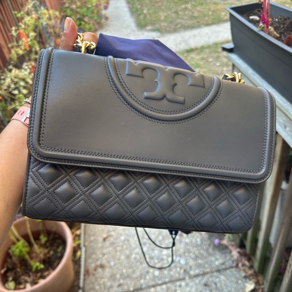 Tory Burch Fleming Bag. Gray with gold hardware. Very good condition - Picture 14 of 14